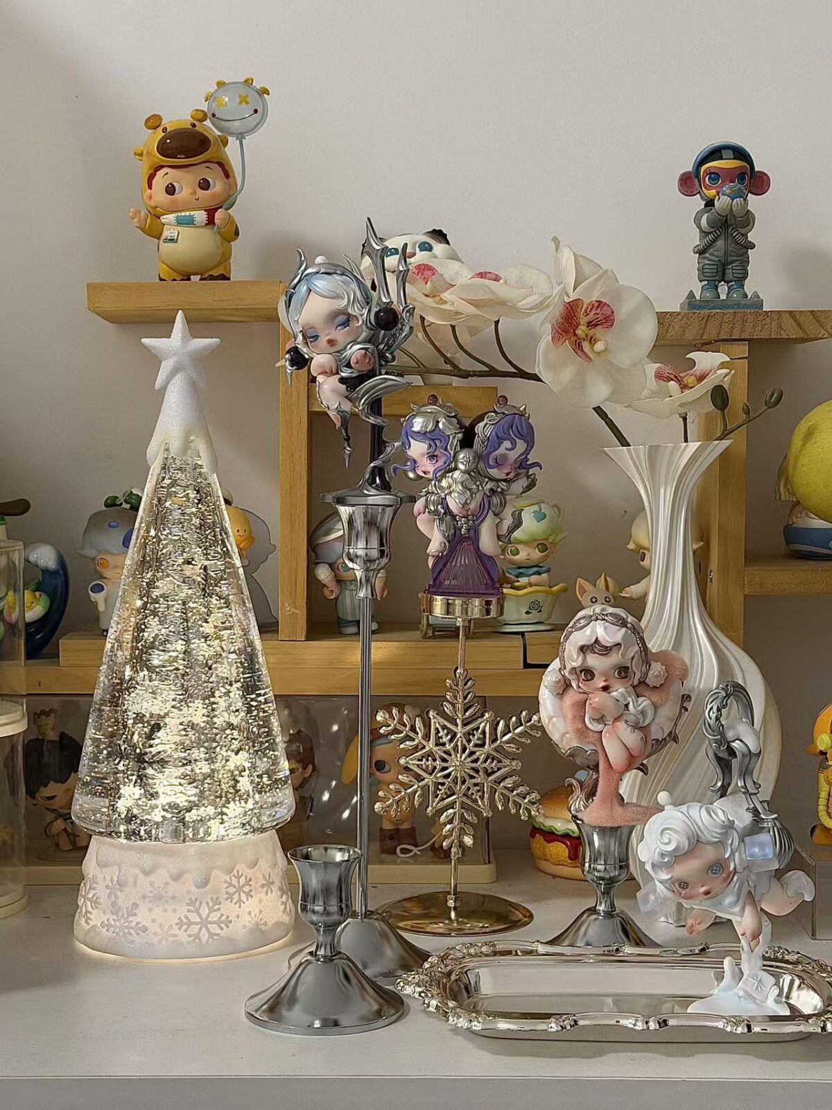 Premium Crystal Christmas Snow Globe - Auto Snowfall 8 Holiday Melodies, Warm LED Light Decor for Home & Christmas Gifting