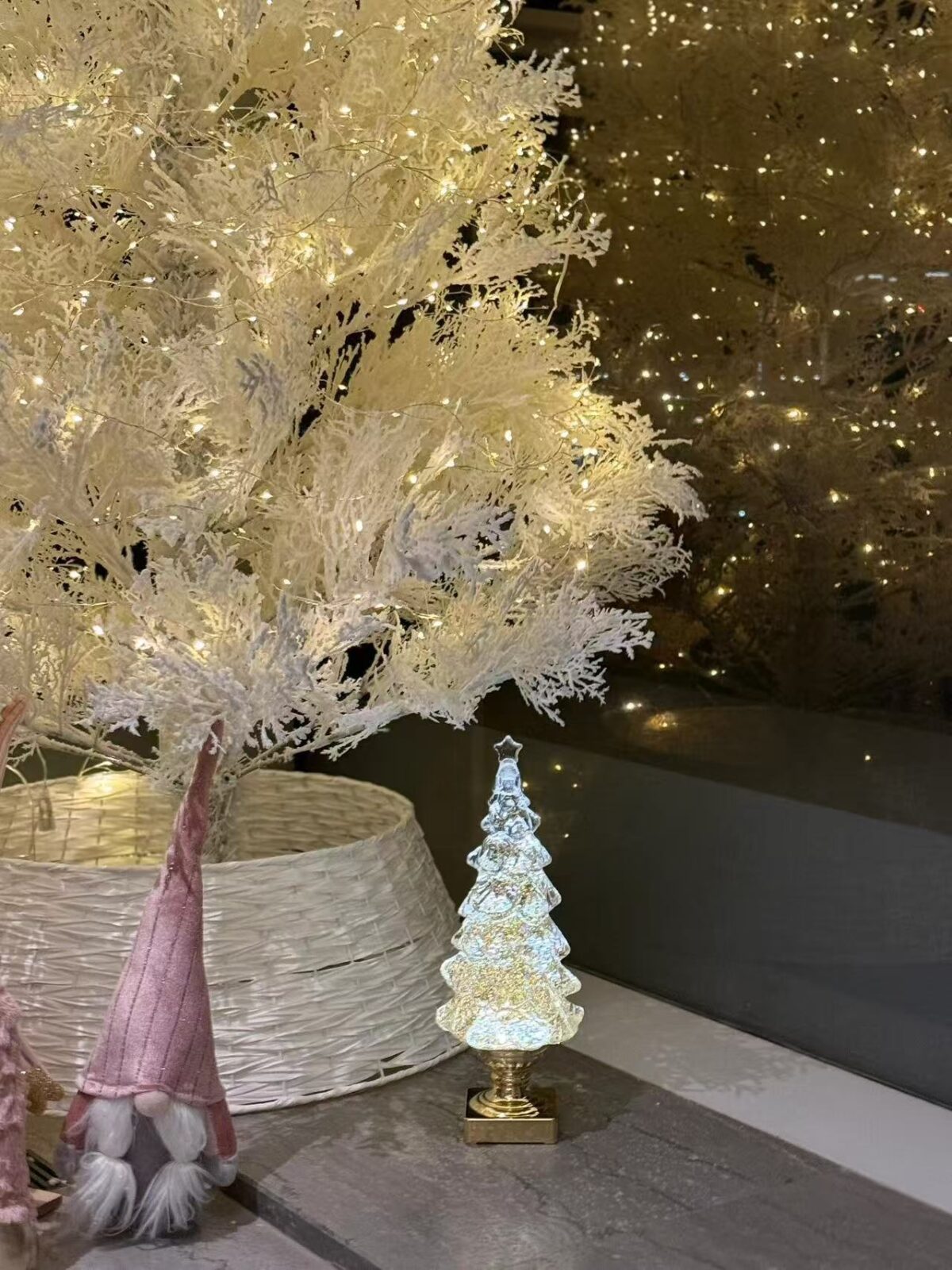 微信图片_20251124144157_303_6 Premium Crystal Christmas Snow Globe Tree - Auto Snowfall with 8 Holiday Melodies, LED Light Decor for Home & Holiday Gifting