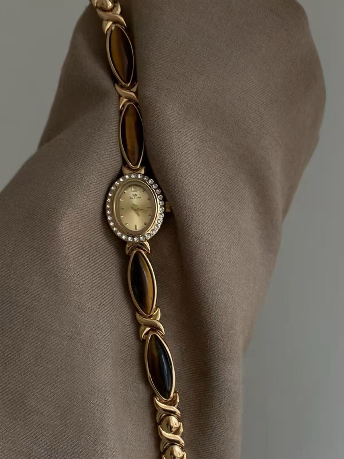 Vintage Minimalist Brown Leather Strap Quartz Watch for Women - Classic Everyday Timepiece