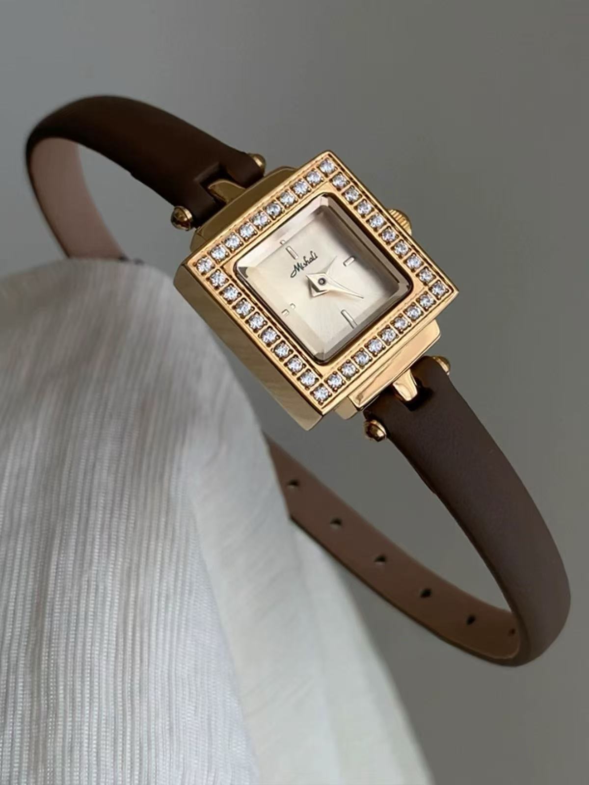 Vintage Minimalist Brown Leather Strap Quartz Watch for Women - Classic Everyday Timepiece