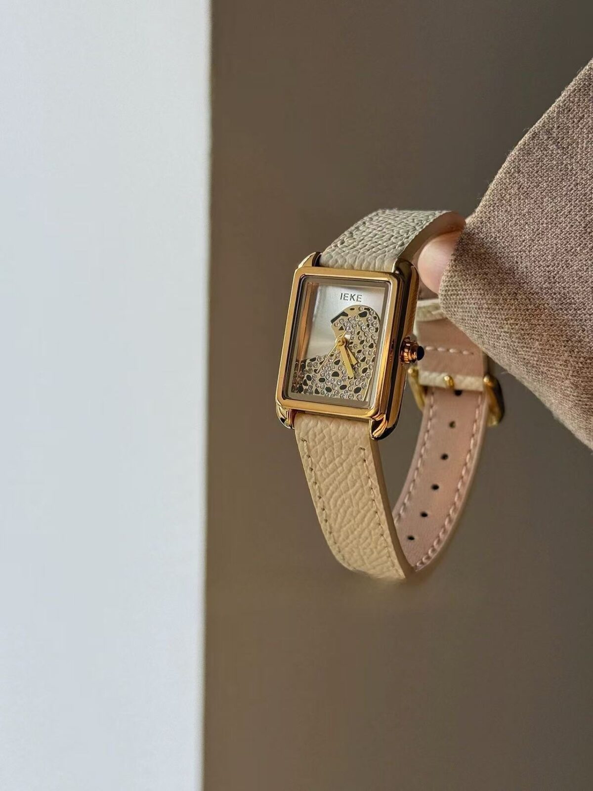 Elegant Pearl & Gold-Tone Mesh Bracelet Watch – Vintage-Inspired Women’s Timepiece