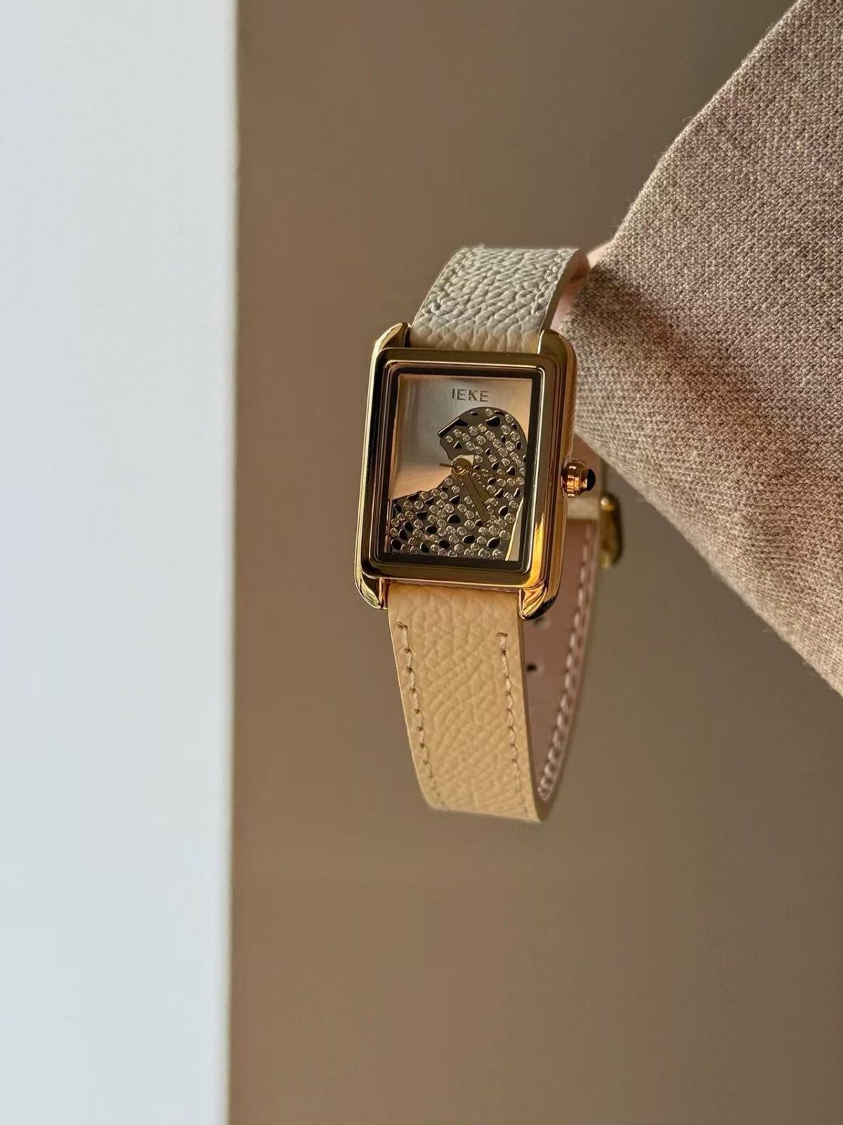 Elegant Pearl & Gold-Tone Mesh Bracelet Watch – Vintage-Inspired Women’s Timepiece