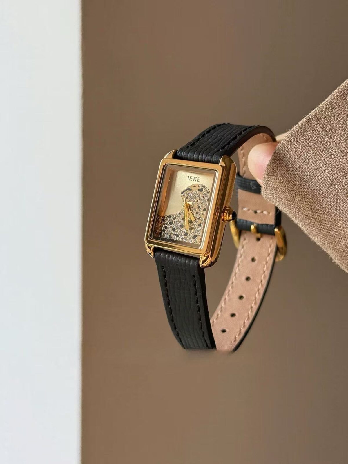 Elegant Pearl & Gold-Tone Mesh Bracelet Watch – Vintage-Inspired Women’s Timepiece