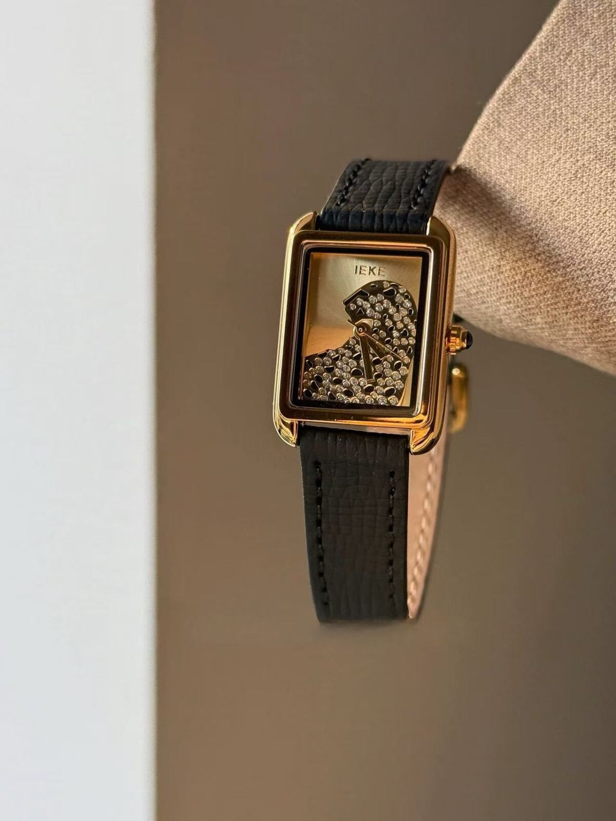 Elegant Pearl & Gold-Tone Mesh Bracelet Watch – Vintage-Inspired Women’s Timepiece