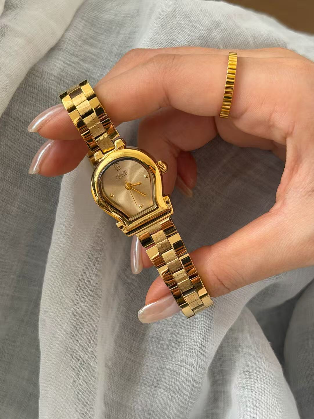 Elegant Gold-Tone Mesh Bracelet Watch – Minimalist Dial with Crystal Accents