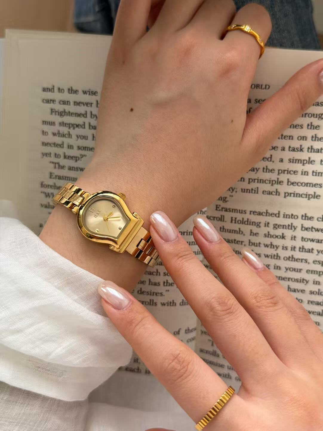 Elegant Gold-Tone Mesh Bracelet Watch – Minimalist Dial with Crystal Accents