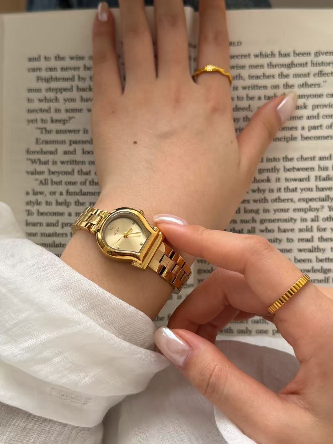 Elegant Gold-Tone Mesh Bracelet Watch – Minimalist Dial with Crystal Accents