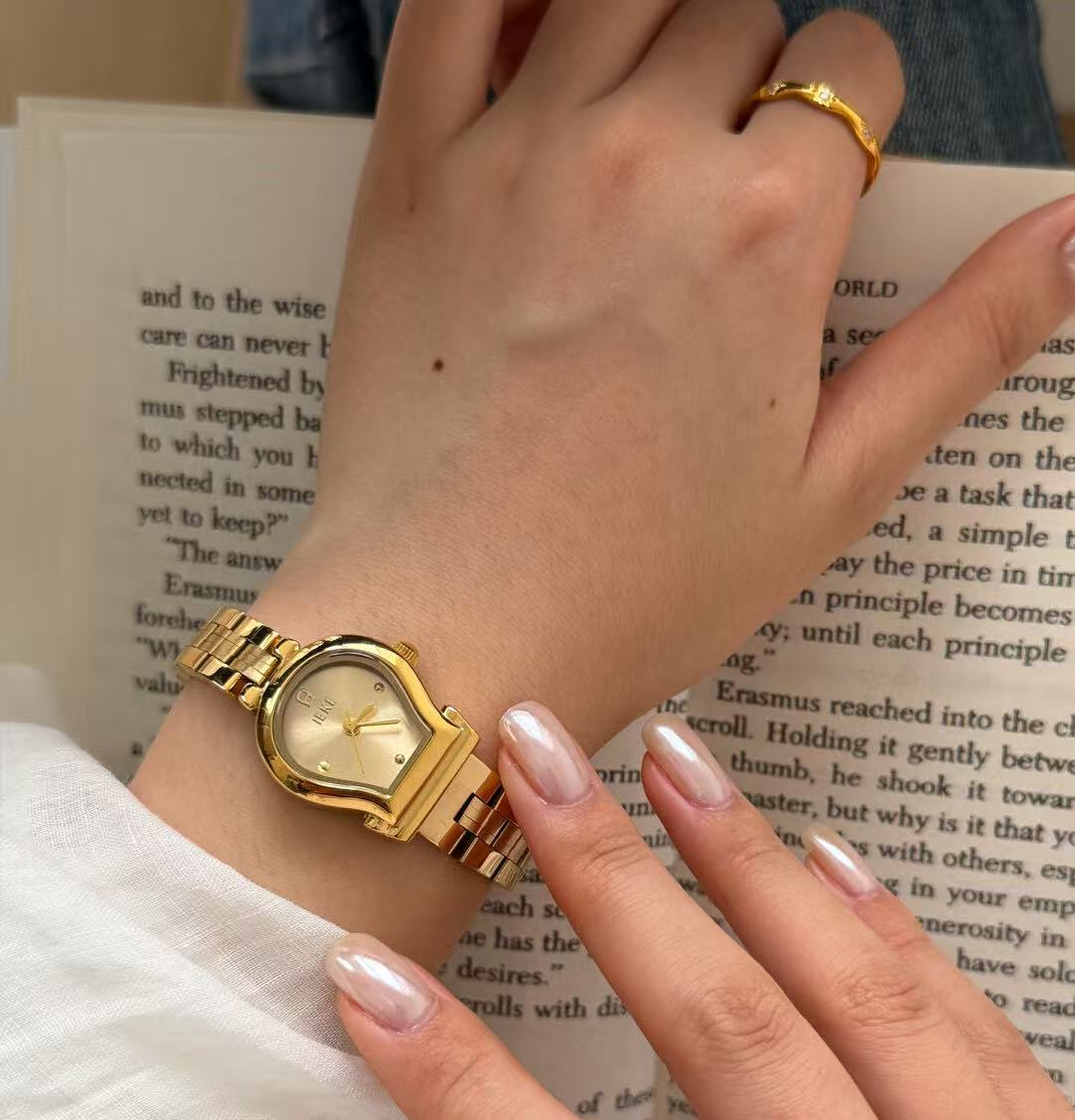 Elegant Gold-Tone Mesh Bracelet Watch – Minimalist Dial with Crystal Accents