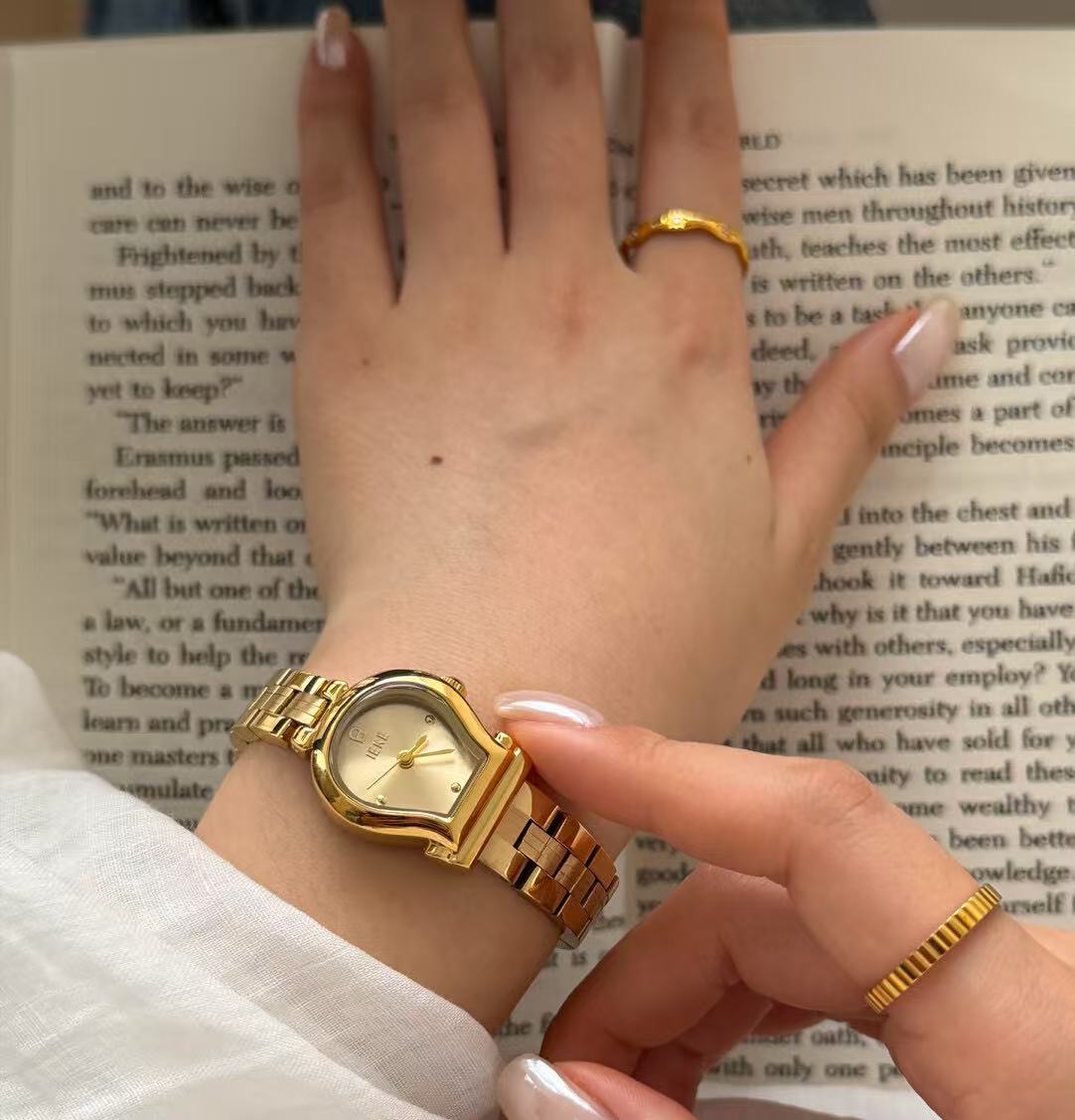 Elegant Gold-Tone Mesh Bracelet Watch – Minimalist Dial with Crystal Accents