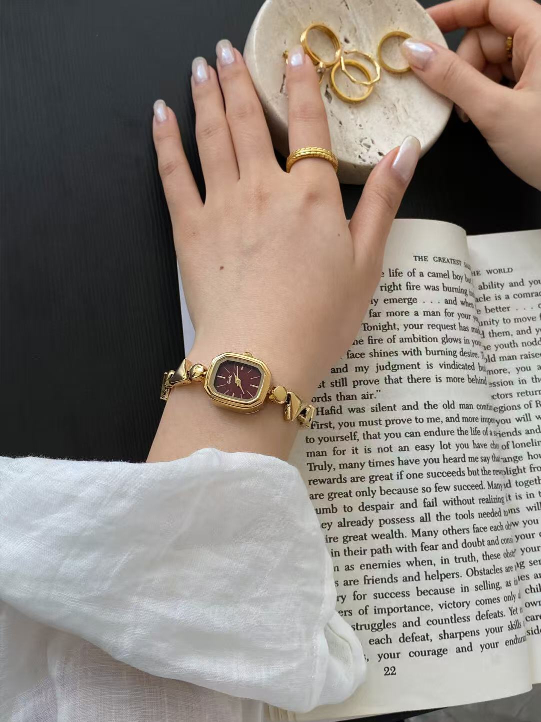 微信图片_20260110165810_850_6 Geometric Retro Style - Gold Square Case with Red Dial Minimalist Designer Watch