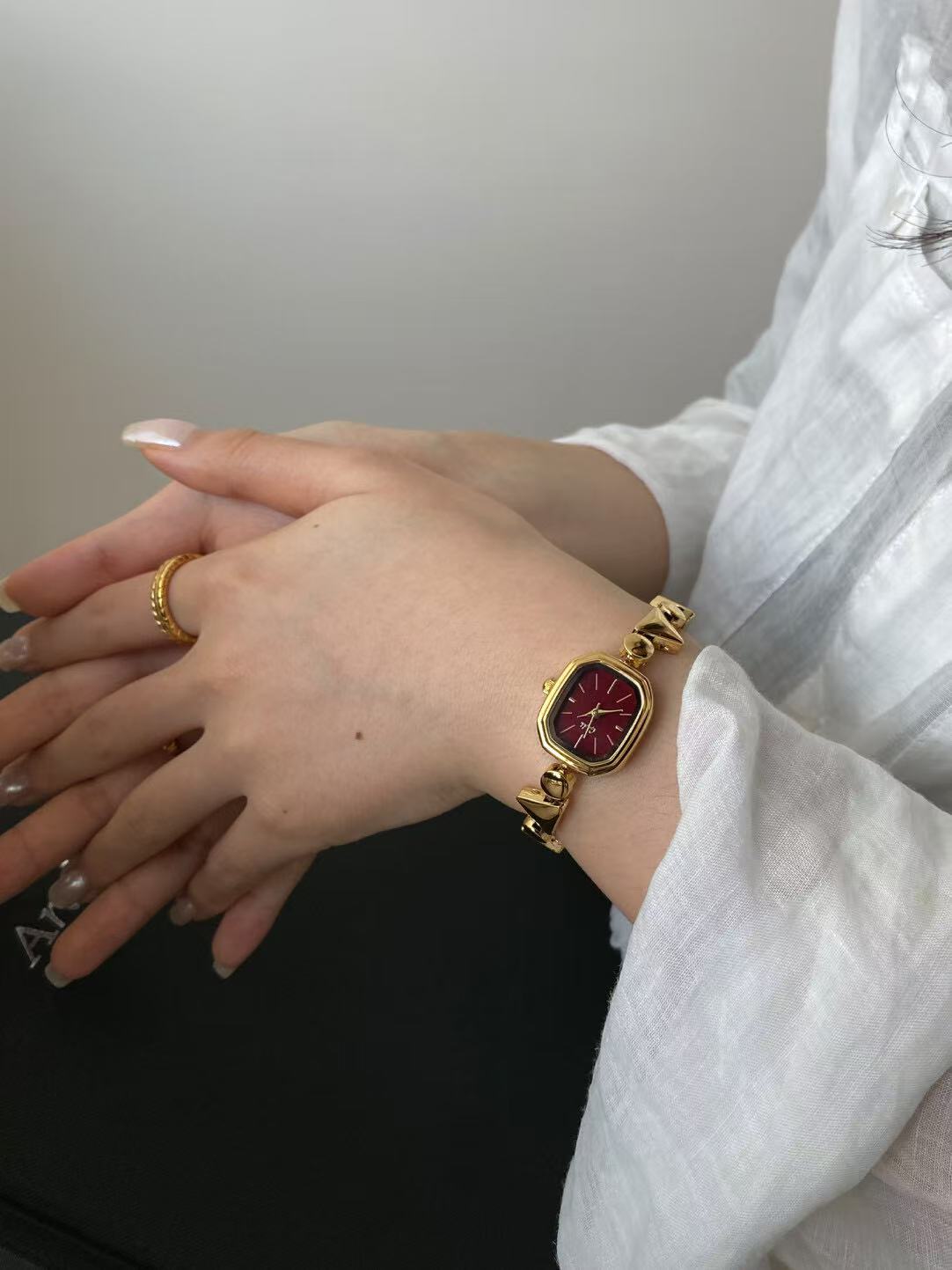 微信图片_20260110165811_851_6 Geometric Retro Style - Gold Square Case with Red Dial Minimalist Designer Watch