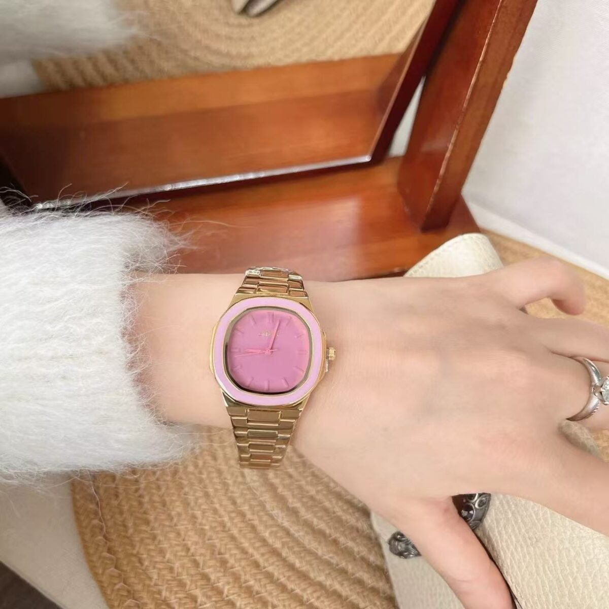 微信图片_20260119200703_1147_6 Van Gogh Inspired Pink Crystal Watch with Starry Night Dial