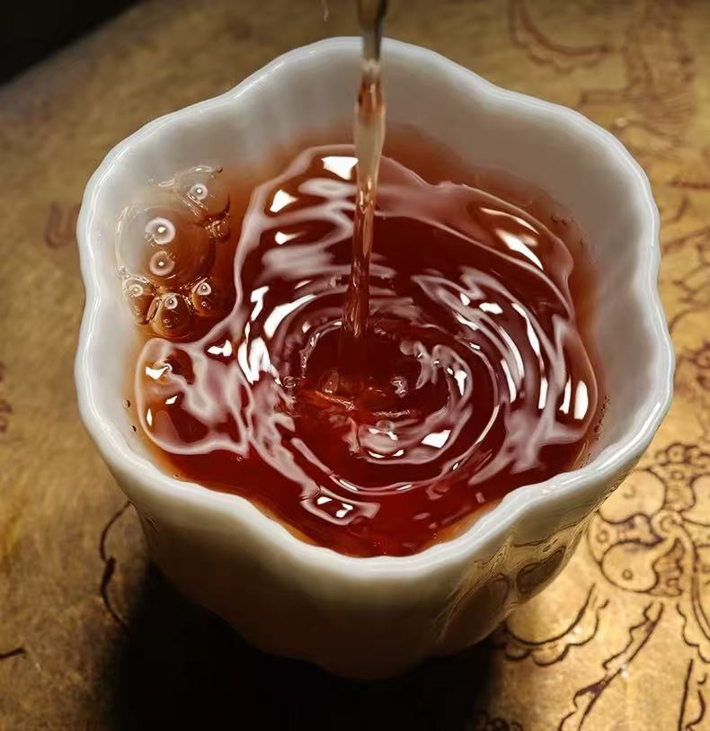 Bingdao ripe puer tea cake dry leaves close-up, Brewed liquor of 2024 Bingdao puer tea