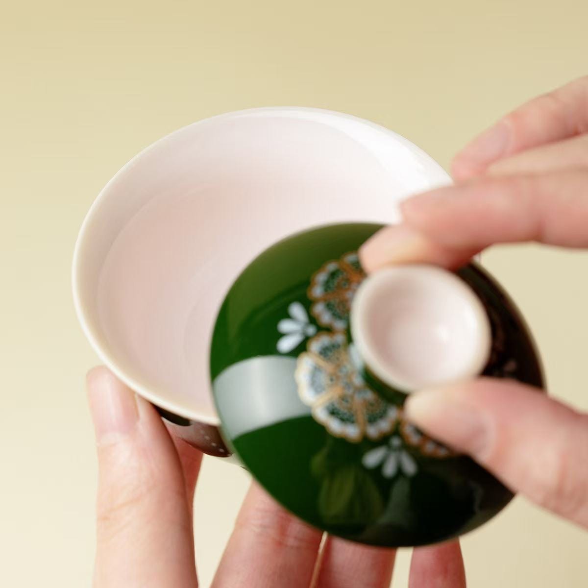 Er Cai Gaiwan - Elegant Green Porcelain with Hand-Painted Bamboo Leaf 110ml