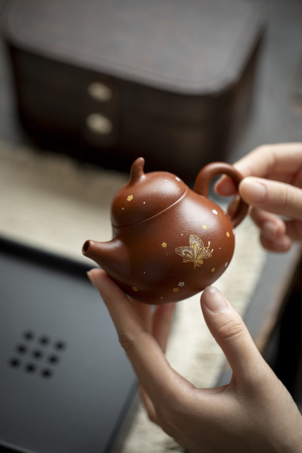 微信图片_20260312160152_288_2 Gold Embossed Zisha Tea Set - Luxurious 3-Piece Handcrafted Butterfly Teapot