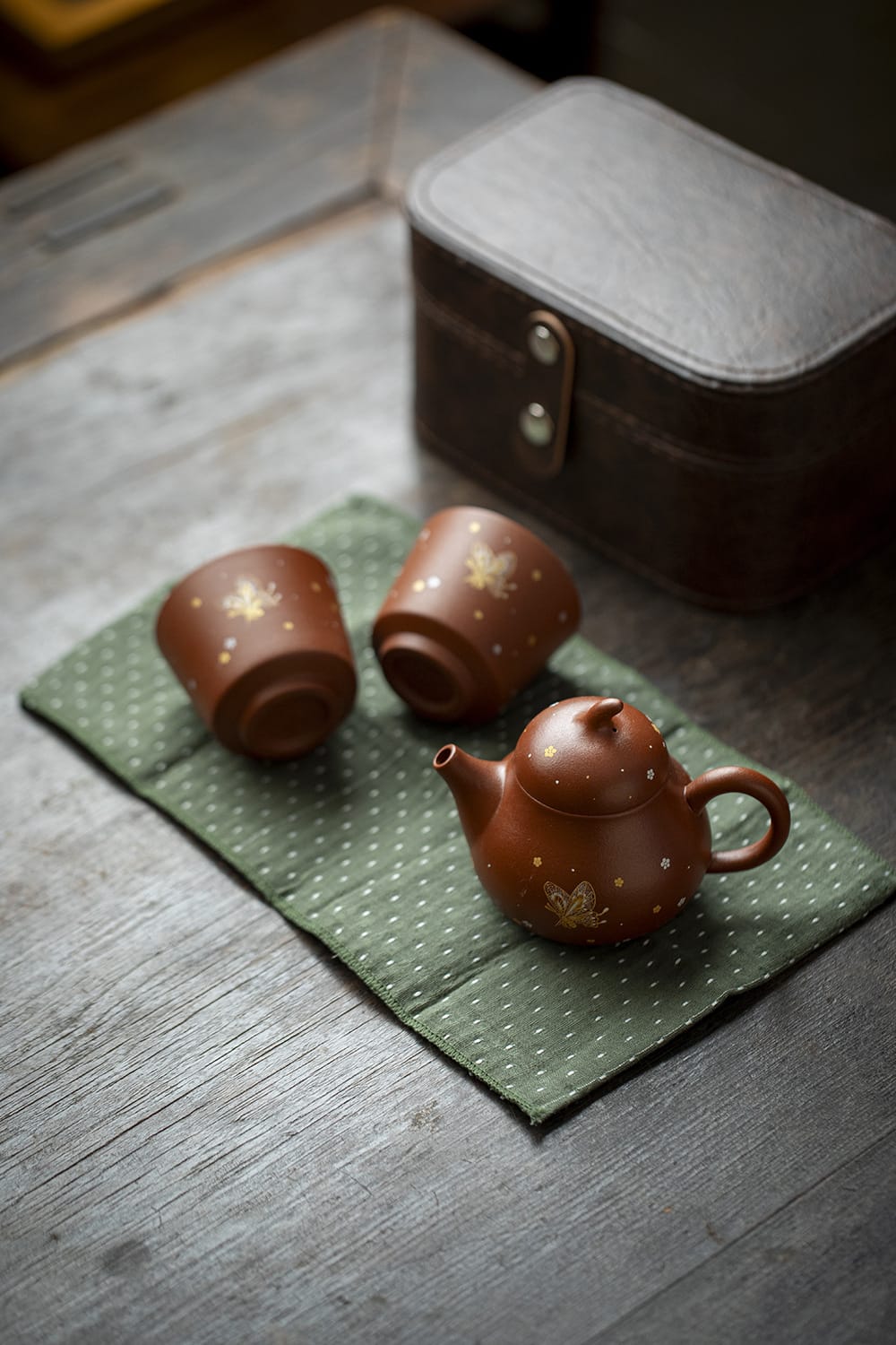 微信图片_20260312160157_290_2 Gold Embossed Zisha Tea Set - Luxurious 3-Piece Handcrafted Butterfly Teapot