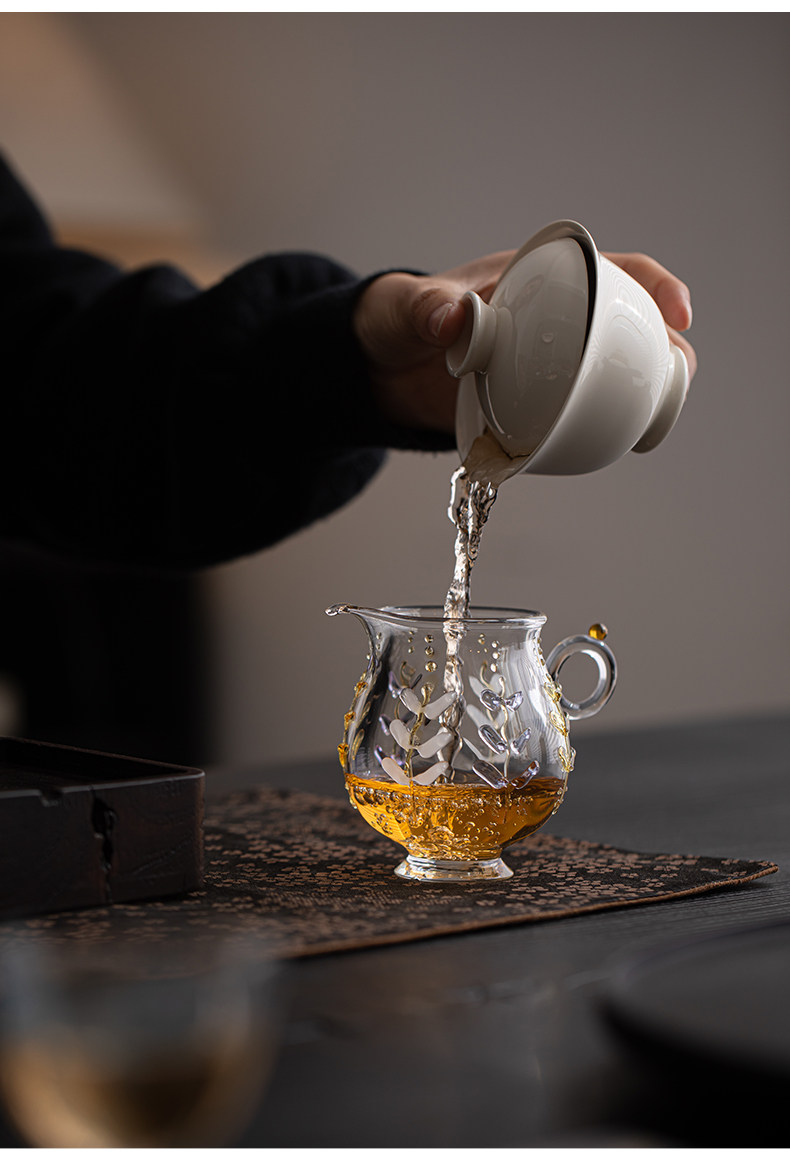 Wisteria Embossed Borosilicate Glass Fairness Cup – 170ml Tea Pitcher for Gongfu Tea