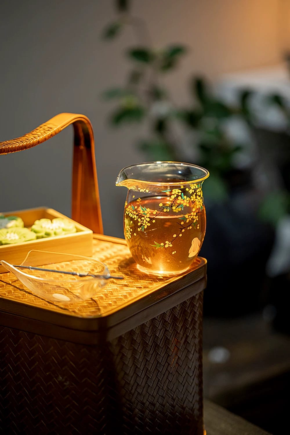 Floral Glass Gongdao Cup with Rabbit Design - 270ml of Enchanting Tea Service