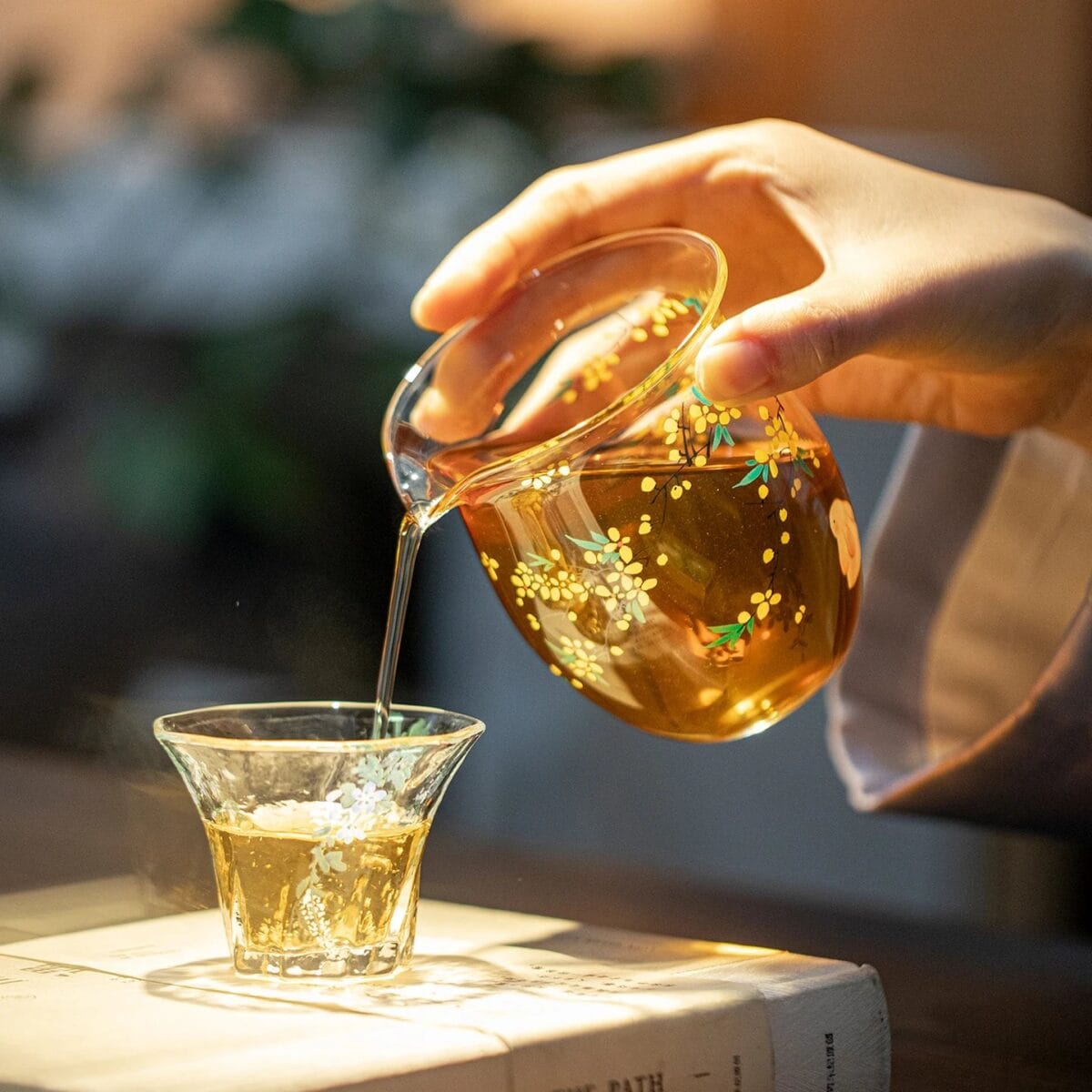 Floral Glass Gongdao Cup with Rabbit Design - 270ml of Enchanting Tea Service