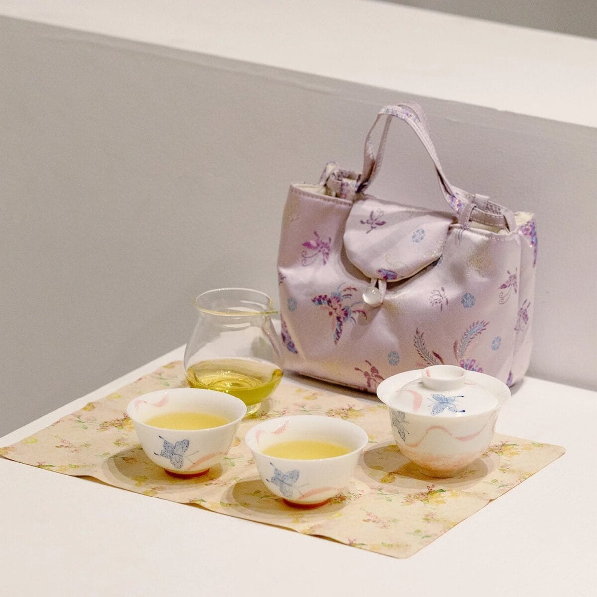 Lilac Butterfly Porcelain Gaiwan Set: A 3-Piece Masterpiece for Serene Moments