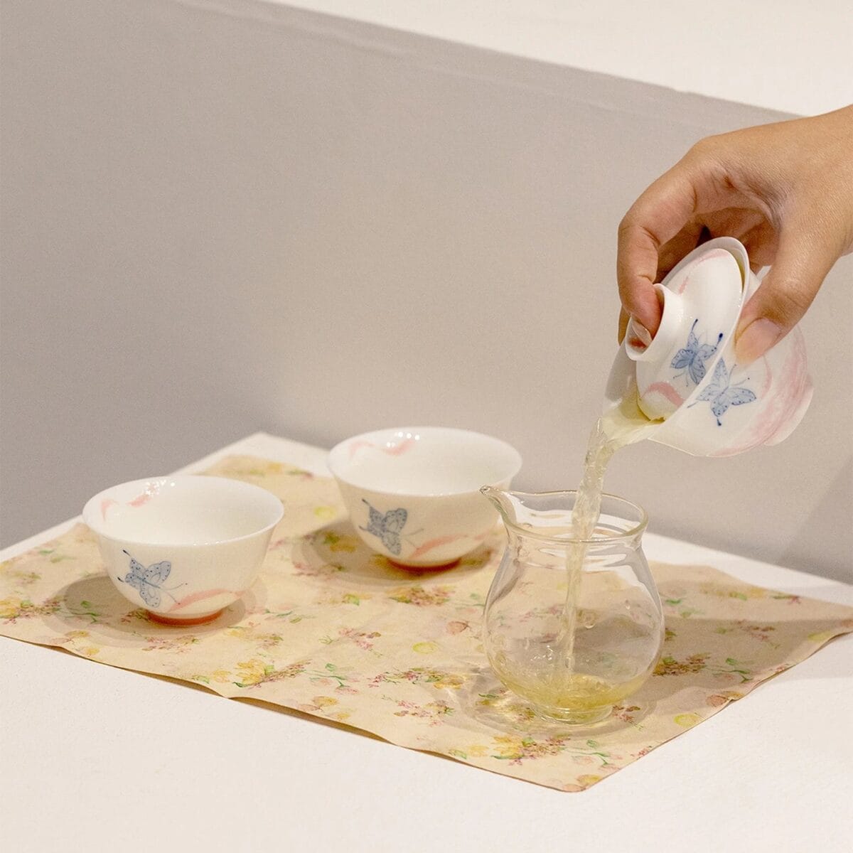 Lilac Butterfly Porcelain Gaiwan Set: A 3-Piece Masterpiece for Serene Moments